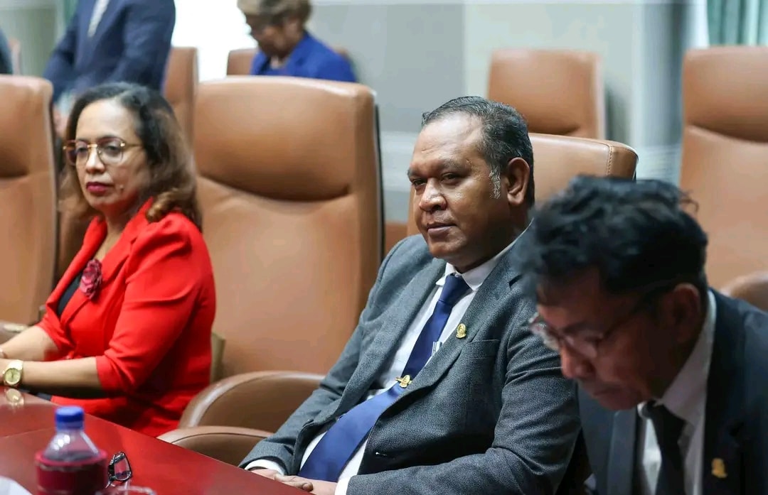 VMOH PARTISPA ENKONTRU BILATERÁL ENTRE GOVERNU TL NO MALÁZIA HO KOMPREMÍSIU HAMETIN KOOPERASAUN BILATERL IHA SETÓR OIOIN Dili, 24/09/2025; Vise-Ministru ba Operasionalizasaun Ospitál (VMOH-sigla portugés), no Ministru Saúde e